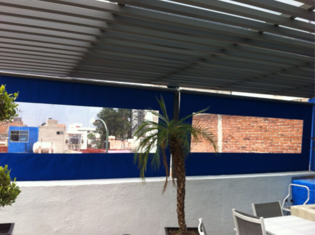 Pérgola y cortinas en sombrela
